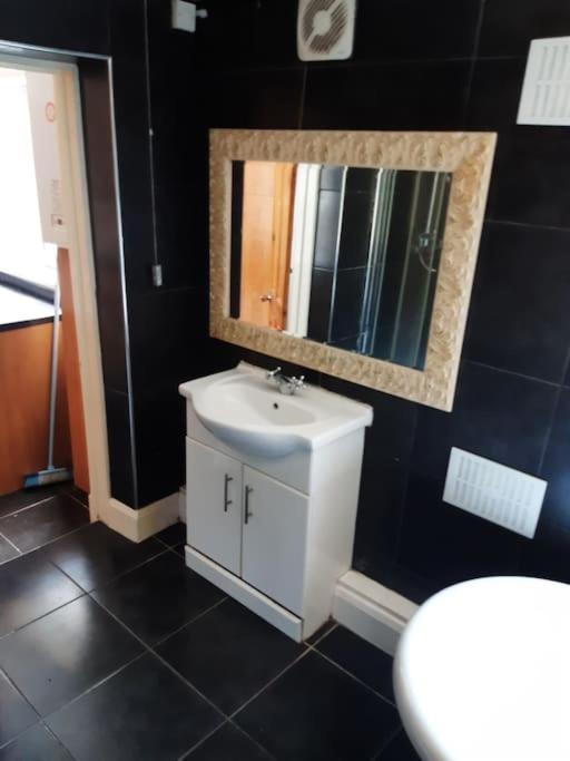 Medway Getaway - 3 Bed Home With Luxury Bathroom تشاتام المظهر الخارجي الصورة