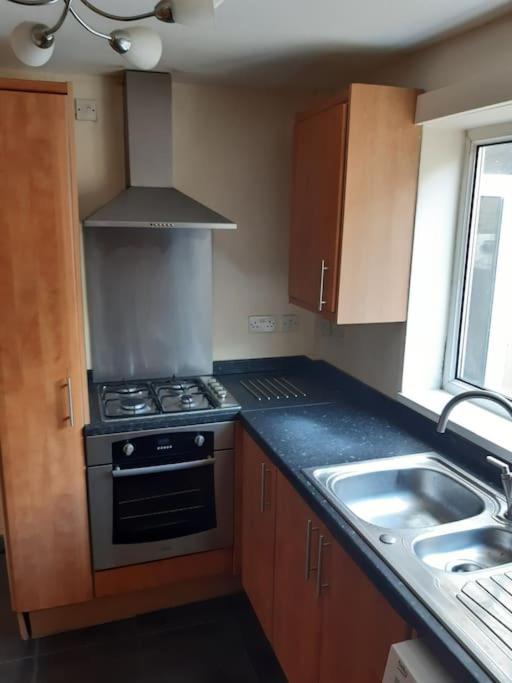Medway Getaway - 3 Bed Home With Luxury Bathroom تشاتام المظهر الخارجي الصورة