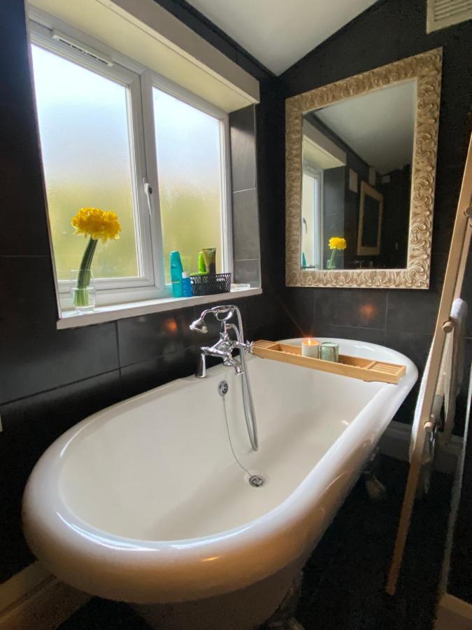 Medway Getaway - 3 Bed Home With Luxury Bathroom تشاتام المظهر الخارجي الصورة